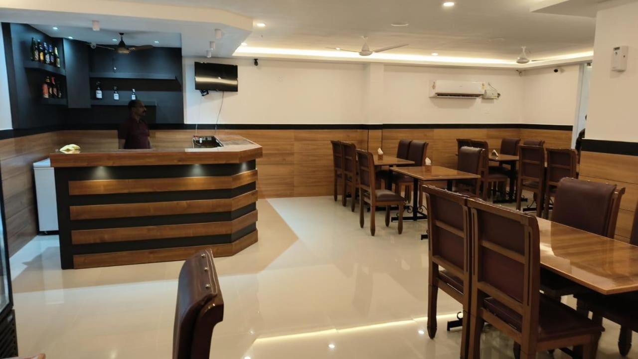 Hotel Priya Chengannur Esterno foto